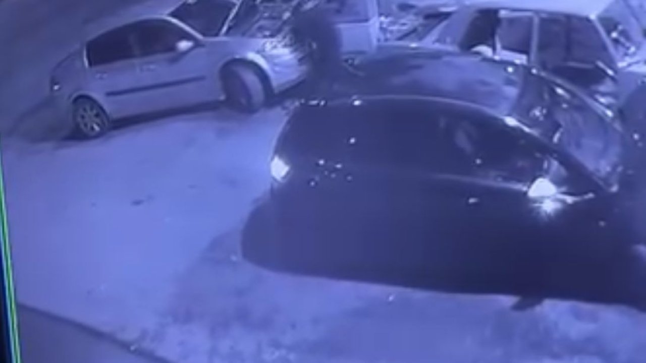 Tamir sırasında otomobile, başka bir araç çarptı; kaza kamerada