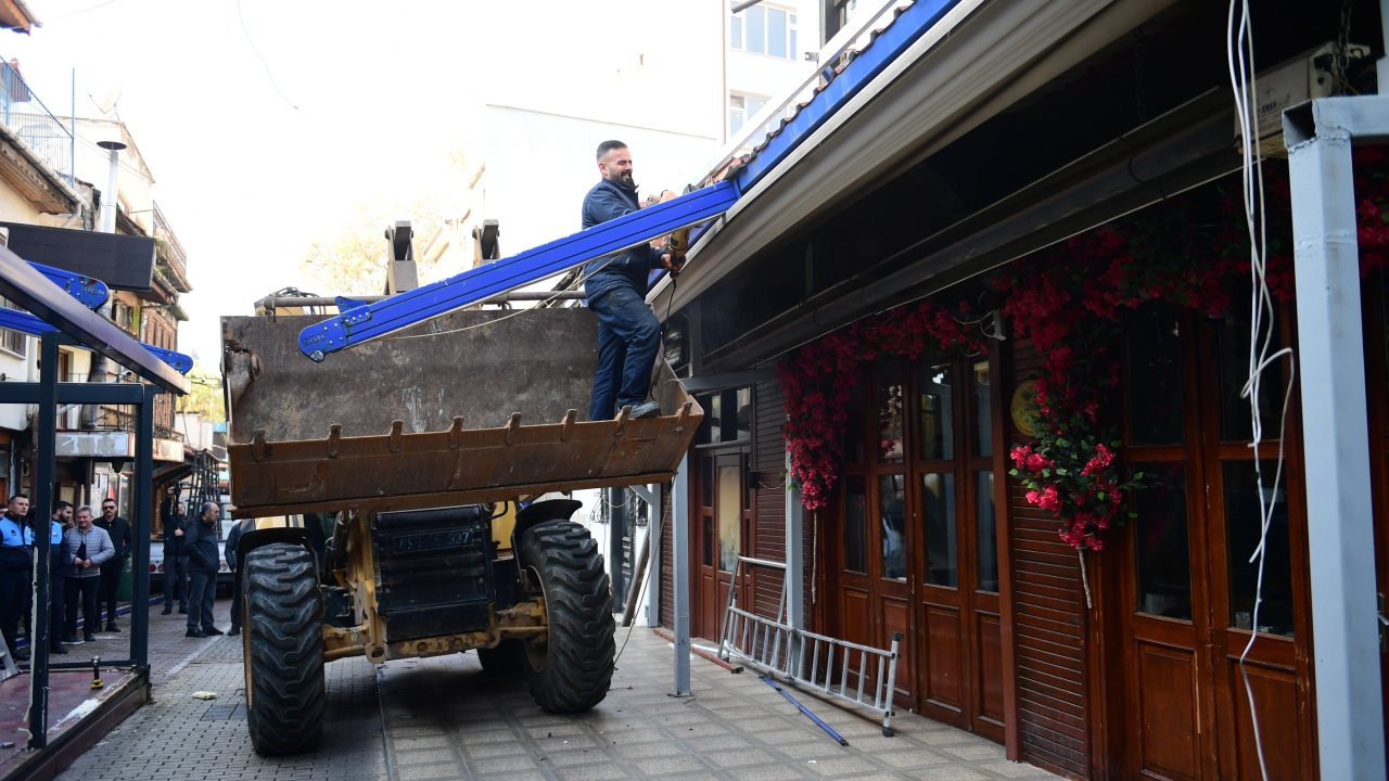 Tarihi Arap Şükrü Sokağı’ndaki kaçak eklentiler kaldırıldı