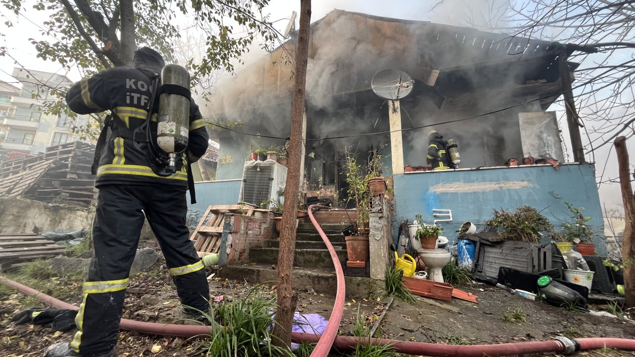 Tek katlı evde çıkan yangında yaralandı