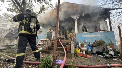 Tek katlı evde çıkan yangında yaralandı