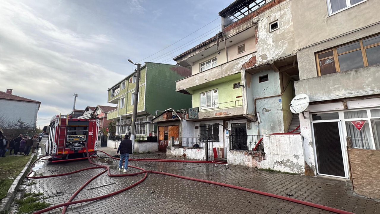 Tekirdağ&#039;da 3 katlı binan çatı katında yangın