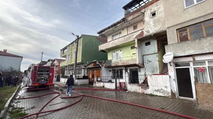 Tekirdağ'da 3 katlı binan çatı katında yangın