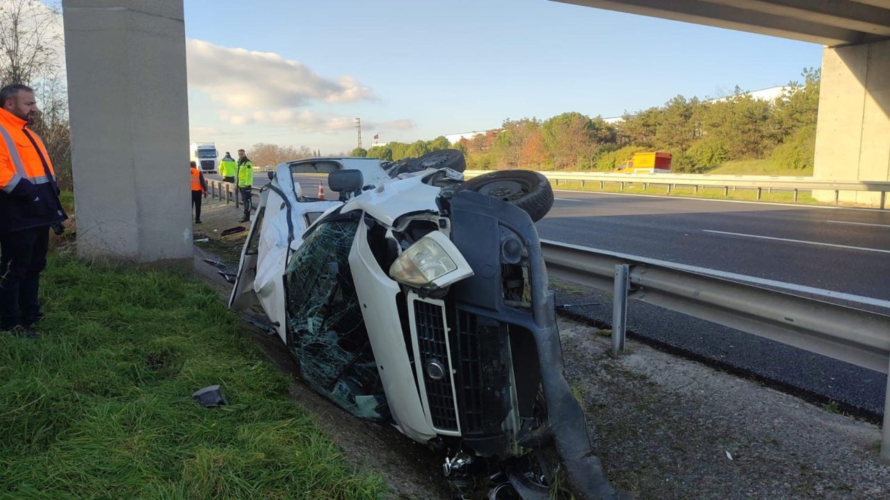 Tekirdağ&#039;da bariyere çarpıp takla atan otomobilde 2 kişi yaralandı