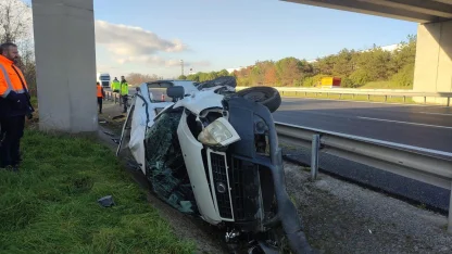 Tekirdağ'da bariyere çarpıp takla atan otomobilde 2 kişi yaralandı