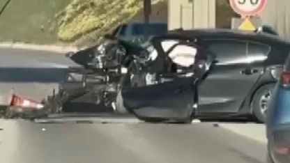 TEM'de otomobil, gişenin beton bariyerine çarptı; anne ile oğlu öldü