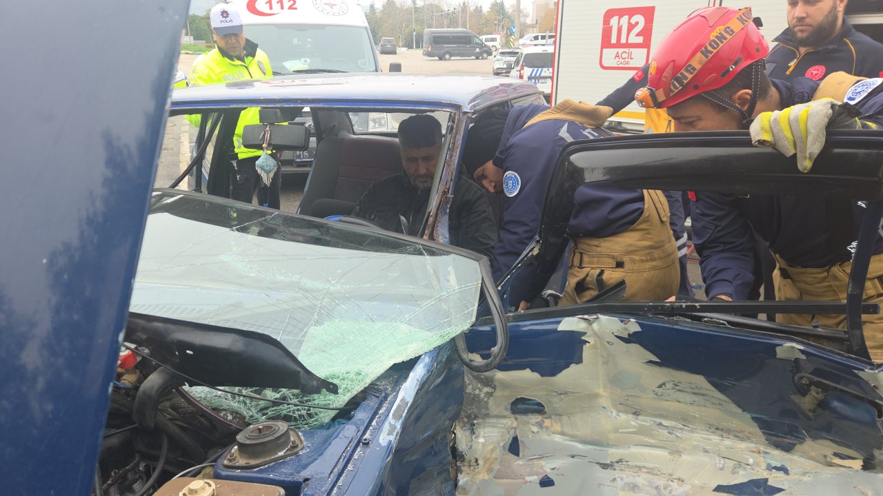 Ters yöne giren otomobille kamyonet çarpıştı; araçta sıkışan sürücüyü ekipler kurtardı
