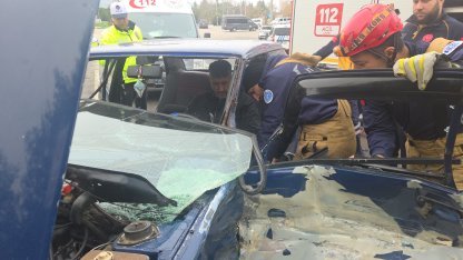 Ters yöne giren otomobille kamyonet çarpıştı; araçta sıkışan sürücüyü ekipler kurtardı