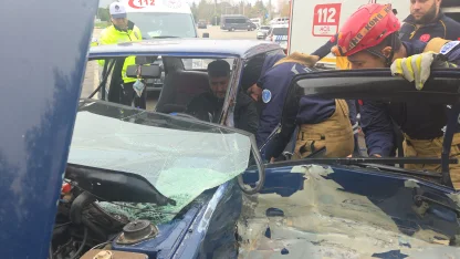 Ters yöne giren otomobille kamyonet çarpıştı; araçta sıkışan sürücüyü ekipler kurtardı