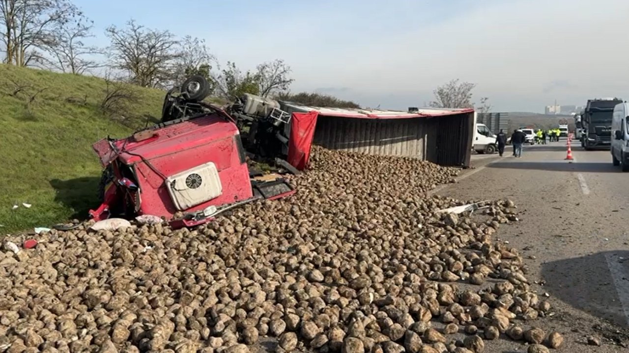 TIR, hafif ticari araç ile kamyonete çarparak devrildi; 1&#039;i ağır, 4 yaralı
