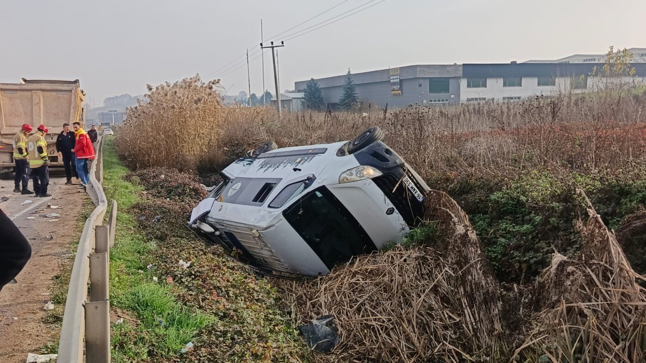 TIR’ın çarptığı karavan şarampole yuvarlandı