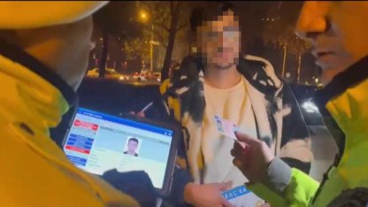 Trafik polisine arkadaşının ehliyetini verdi, ‘benim eski fotoğrafım’ dedi