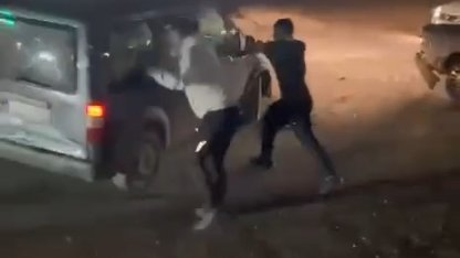 Trafik tartışmasında hafif ticari aracına sopayla saldırılan sürücüsü, 3 araca çarptı; o anlar kamerada