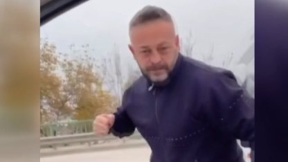 Trafikte takip edip sıkıştırdığı belediye meclis üyesinin otomobiline saldırdı; o anlar kamerada