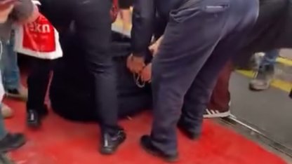 Tramvayın çarptığı yaya yaralandı