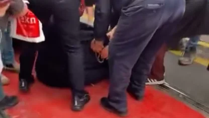 Tramvayın çarptığı yaya yaralandı