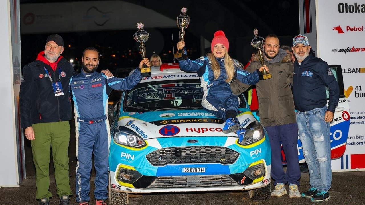 Türkiye&#039;nin ilk engelli kadın pilotundan podyumda çifte başarı