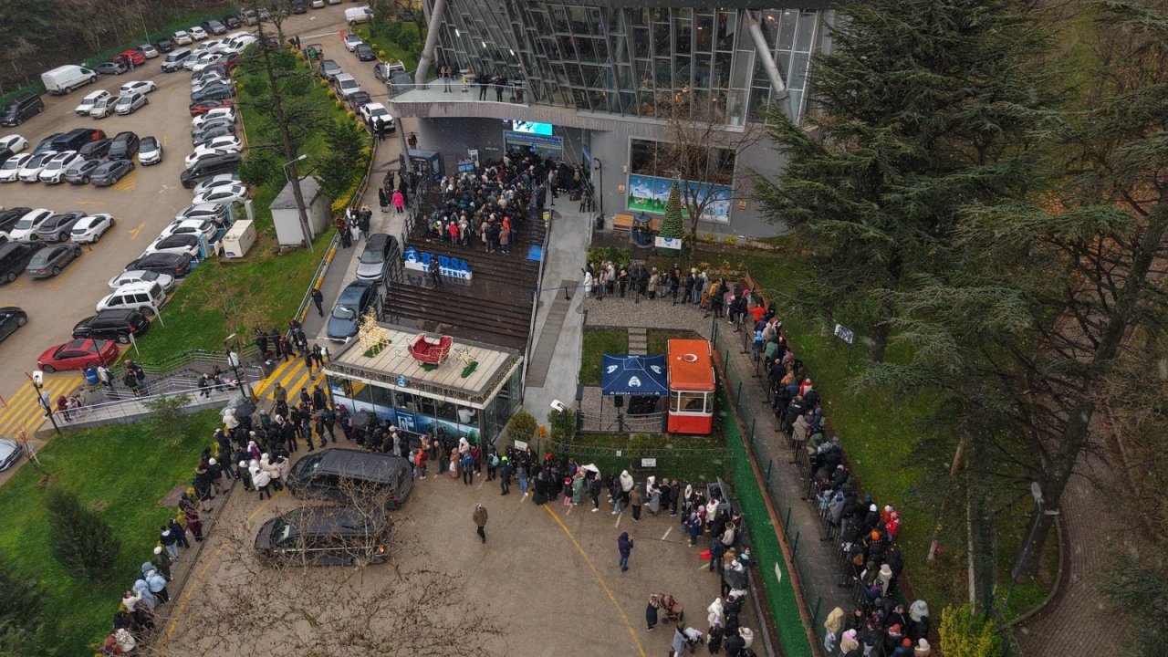 Uludağ’a teleferikle çıkmak isteyenler kuyruk oluşturdu