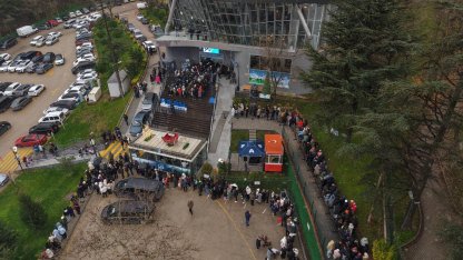 Uludağ’a teleferikle çıkmak isteyenler kuyruk oluşturdu