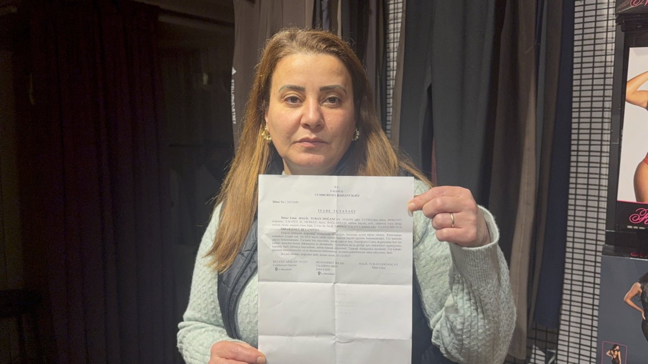 Üst katındaki ‘çöp ev’den akan su dükkanını basan esnaf 7 yıldır çözüm bekliyor