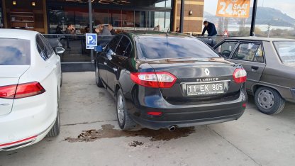 Vali, engelli park yerine resmi araç bırakan sürücüye ceza kestirdi