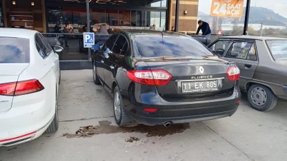 Vali, engelli park yerine resmi araç bırakan sürücüye ceza kestirdi