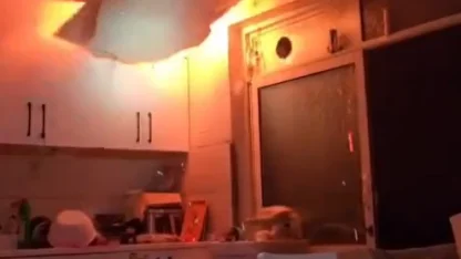 Yangına müdahale ederken çöken tavanın altında kalmaktan son anda kurtuldular