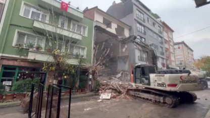 Yıkımına zeminden başlanan 4 katlı binanın en üst katı ayakta kaldı