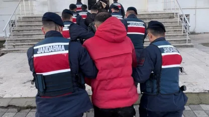 Yurt dışına kaçmak isterken yakalanan 5 Türk tutuklandı