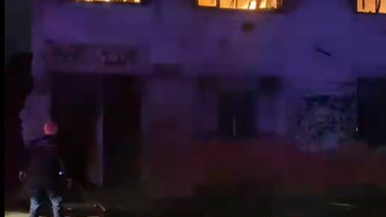 2 katlı binada sobadan çıkan yangın lodosun etkisiyle büyüdü; 2 kişi dumandan etkilendi