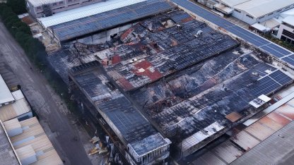 Alevlere müdahale eden 12 itfaiyeci dumandan etkilendi; yanan fabrika havadan görüntülendi