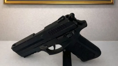 Arkadaşını ziyarete geldiği hastanede üzerinde silahla yakalandı