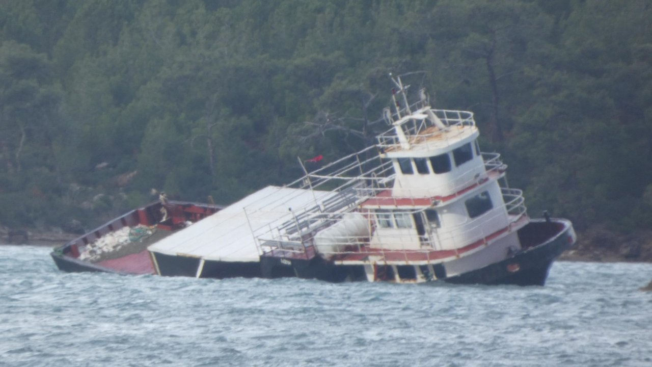Balıkesir'de kuvvetli lodos nedeniyle sürüklenen feribot karaya oturup, yan yattı