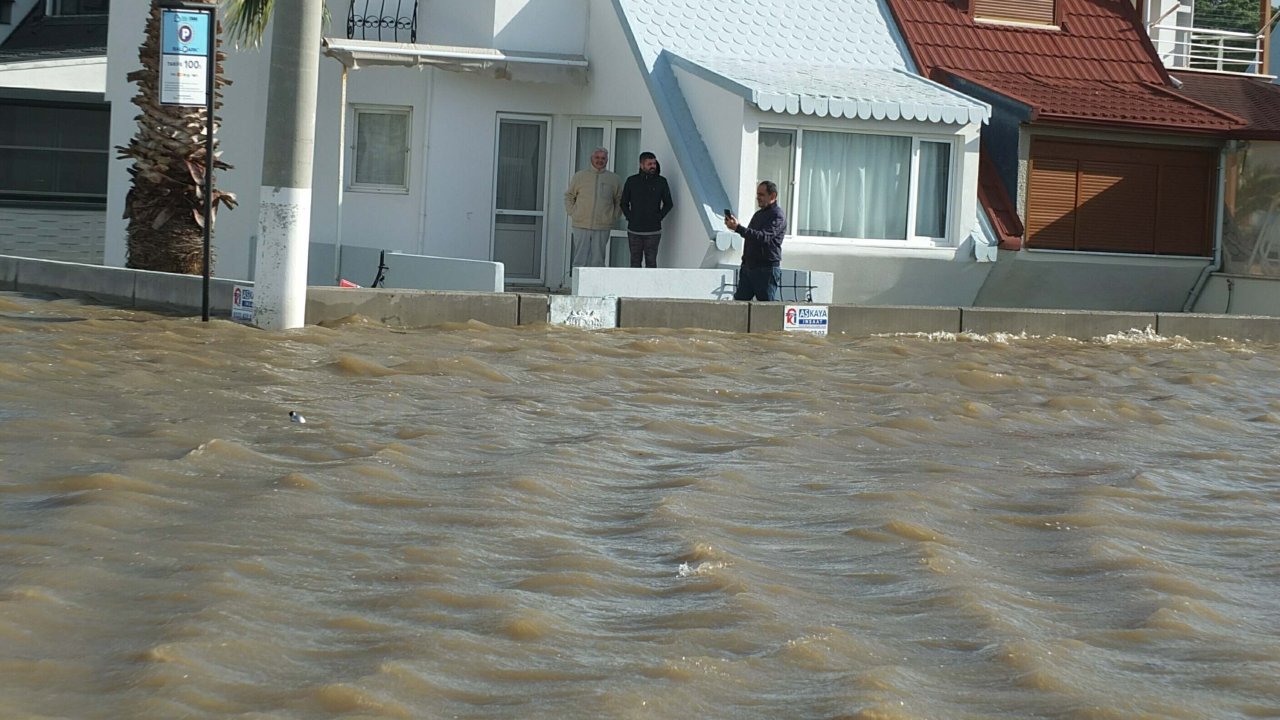 Balıkesir'de lodos etkili oldu; deniz taştı, 4 balıkçı teknesi battı