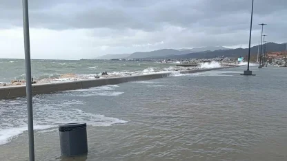 Balıkesir'de lodos etkili oldu; deniz taştı