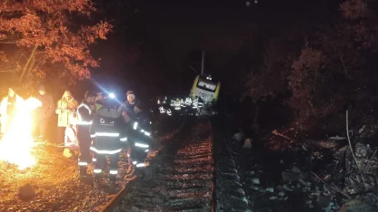 Balıkesir’de toprak kaydı, yolcu treni raydan çıktı: 1 yaralı / Ek fotoğraflar