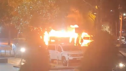 Barakada çıkan yangın park halindeki minibüs ile hafif ticari araca sıçradı