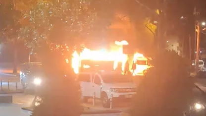 Barakada çıkan yangın park halindeki minibüs ile hafif ticari araca sıçradı