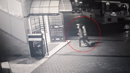 Başında şişe kırıp, tabanca ile ateş eden eşinden kaçıp, kızı ile birlikte camiye sığındı