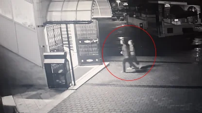 Başında şişe kırıp, tabanca ile ateş eden eşinden kaçıp, kızı ile birlikte camiye sığındı