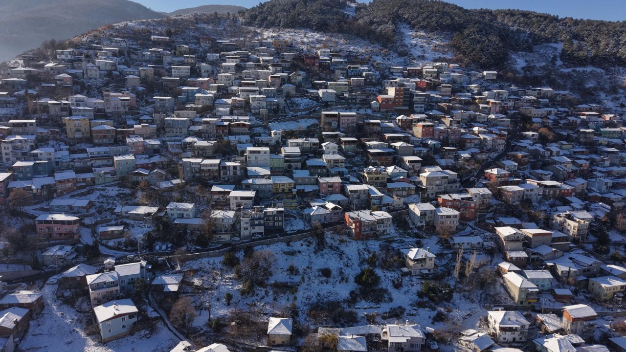 'Beyaz cennet'in eteklerindeki karla kaplı evler, dronla görüntülendi