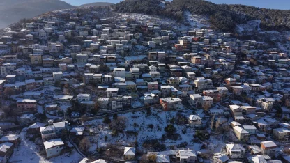 'Beyaz cennet'in eteklerindeki karla kaplı evler, dronla görüntülendi