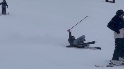 'Beyaz cennet’te piste çıkan acemi kayakçıların kazaları kamerada