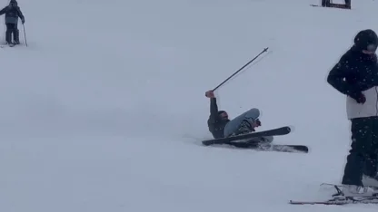 'Beyaz cennet’te piste çıkan acemi kayakçıların kazaları kamerada
