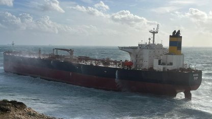 Bozcaada açıklarında fırtınada sürüklenen tanker karaya oturdu