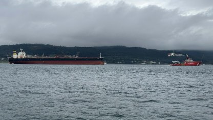 Bozcaada açıklarında karaya oturan tanker, bakım için Yalova'ya götürülüyor