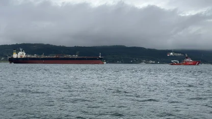 Bozcaada açıklarında karaya oturan tanker, bakım için Yalova'ya götürülüyor