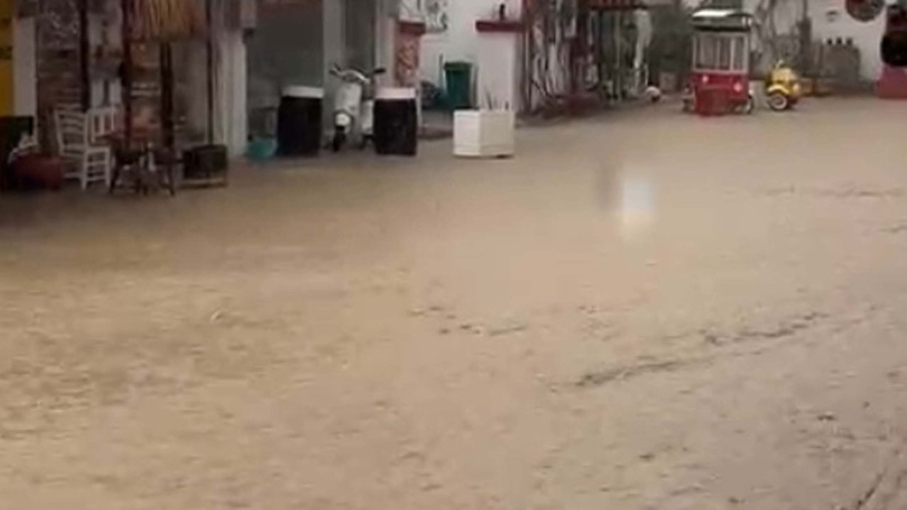 Bozcaada'da sağanak etkili oldu