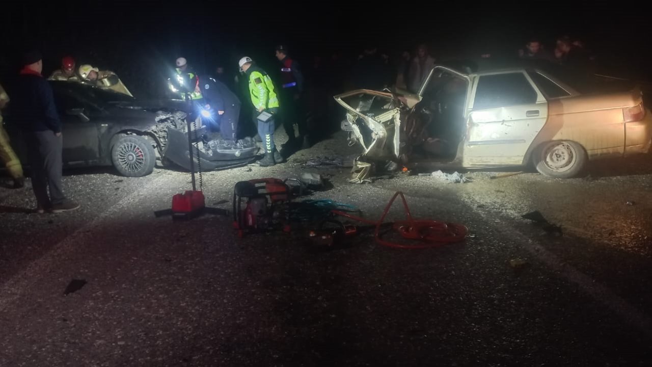 Bursa'da 2 otomobilin, kafa kafaya çarpıştı: 3 yaralı