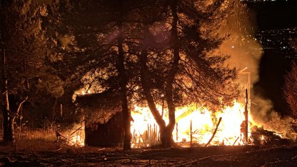 Bursa'da ahşap ev yangın; 2 kişi dumandan etkilendi