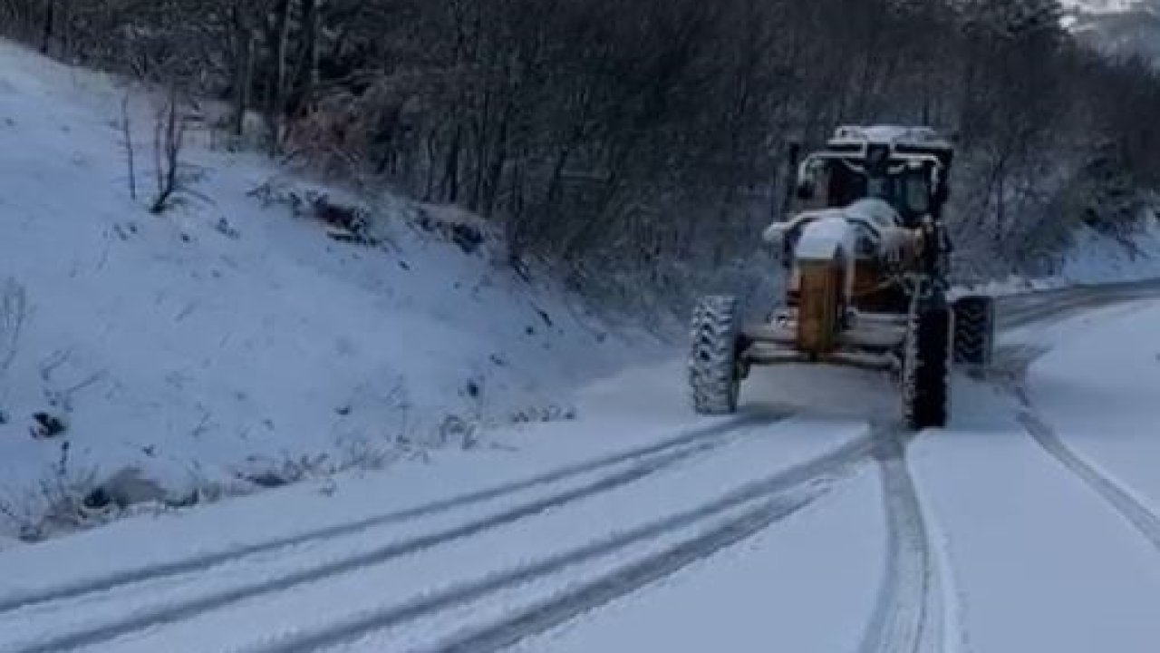 Bursa'da Büyükşehir Belediyesi, karla kapanan yollar ulaşıma açtı
